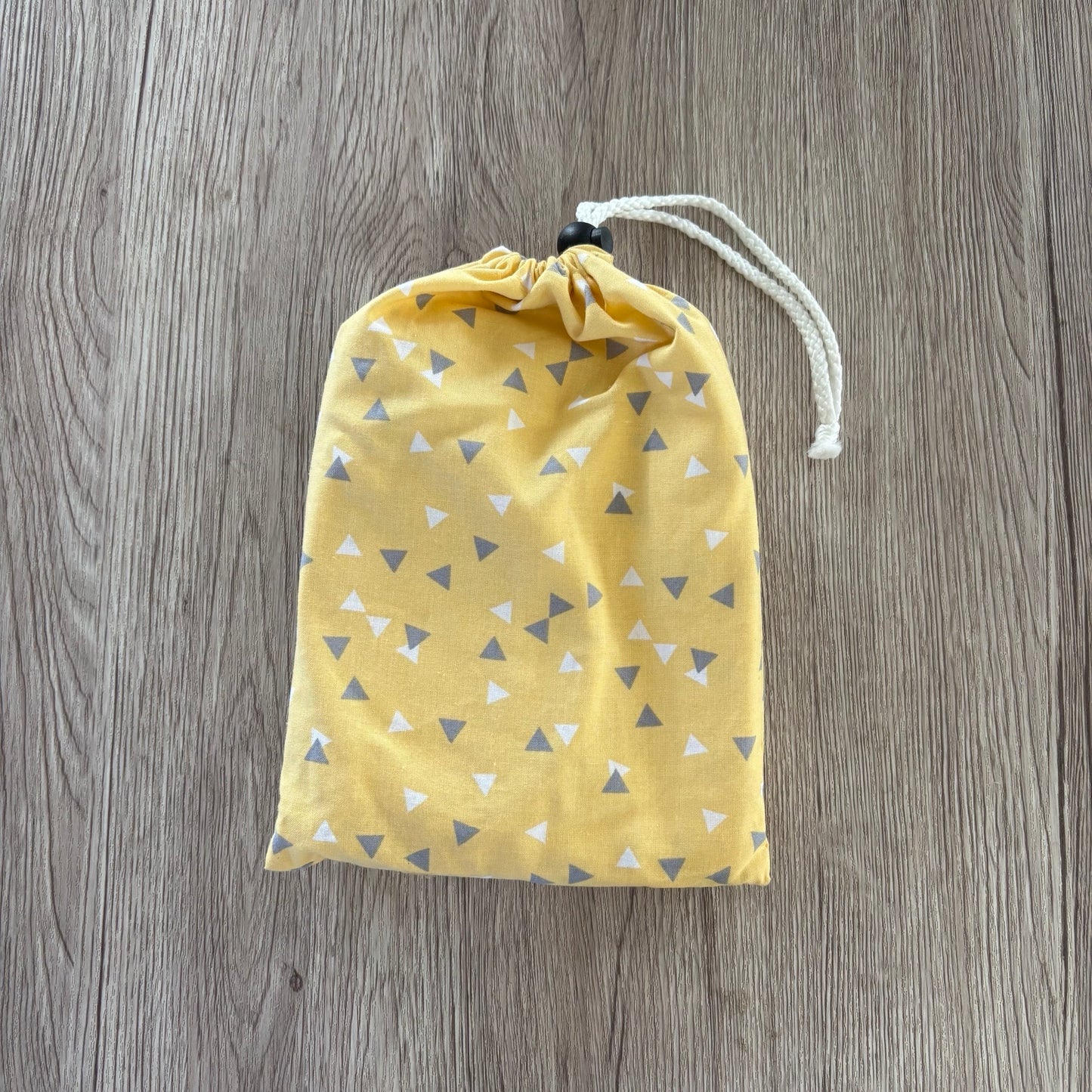 YELLOW GEO FEEDING APRON